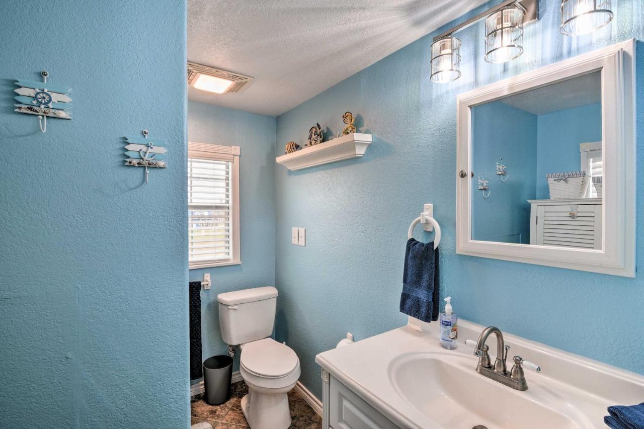 Surfside Beach Gem With Deck - 1 Block To Shore! Freeport Exterior photo